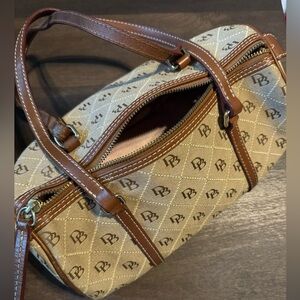 Dooney & Bourke shoulder handbag